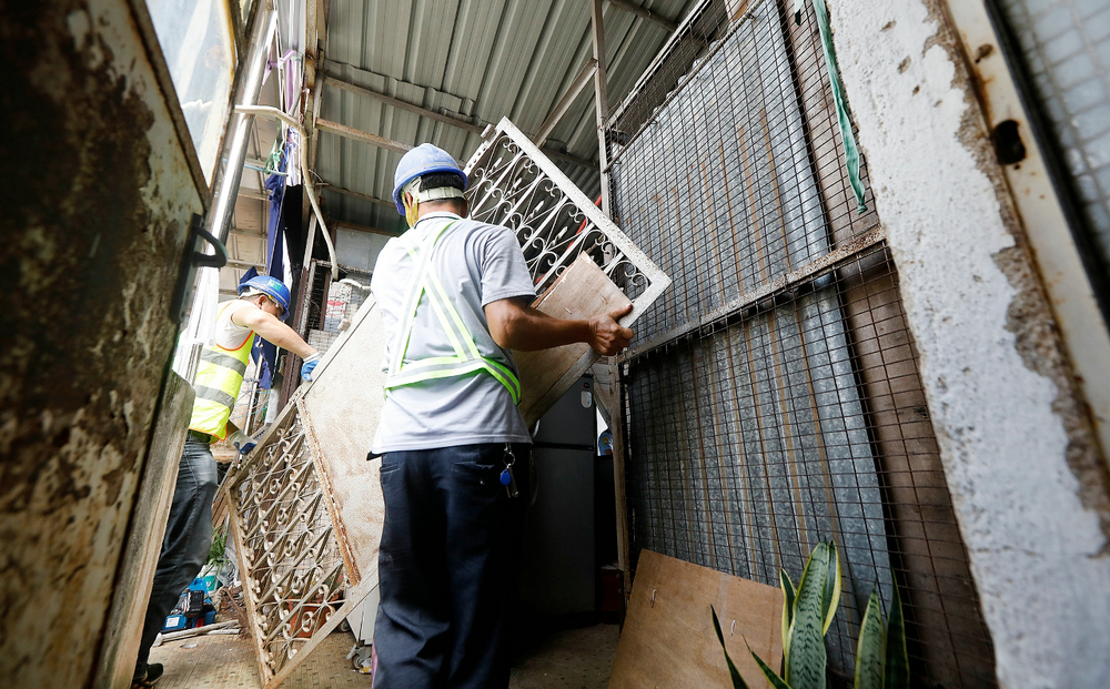 清拆柯利維喇街大廈天台僭建物