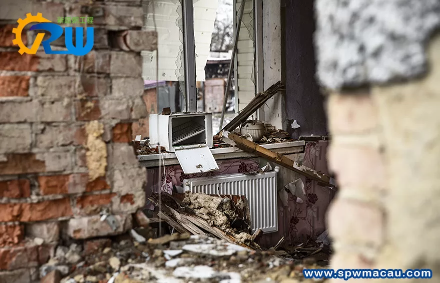 當局清拆祐漢一住宅大廈天台屋